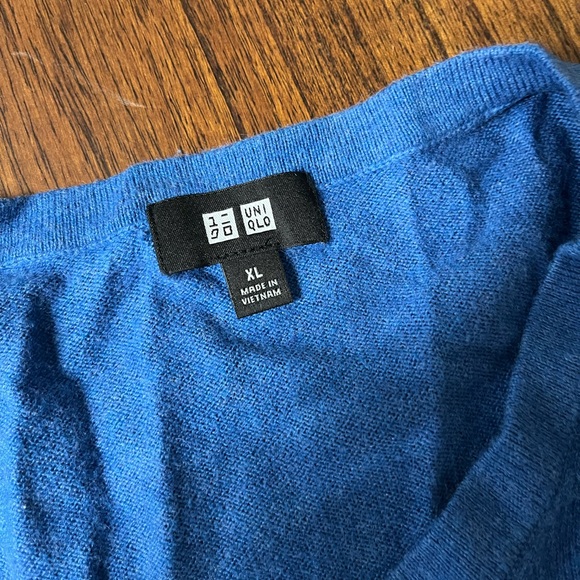 Uniqlo men’s v neck cashmere blend sweater - Picture 3 of 4